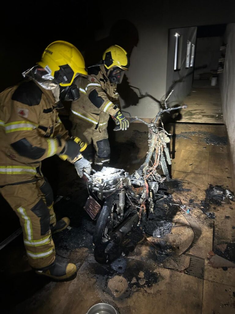 Casa pega fogo na virada do ano no bairro Cidade Jardim, em Ituiutaba