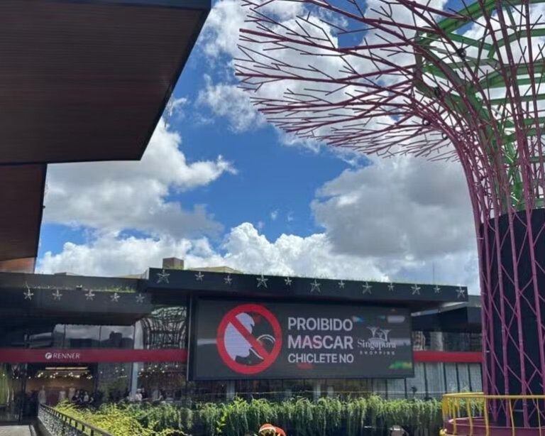 Shopping em Caldas Novas proíbe clientes de mascar chiclete no interior do estabelecimento