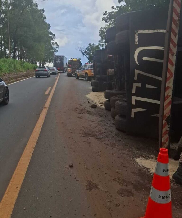 Caminhão carregado com arroz tomba e interdita MGC-497 em Uberlândia