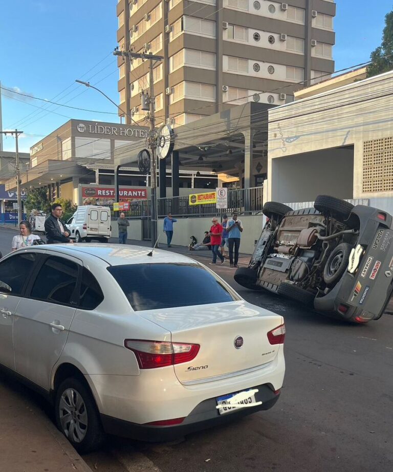 Bombeiros atendem ocorrência de capotamento na Avenida 24, no centro de Ituiutaba