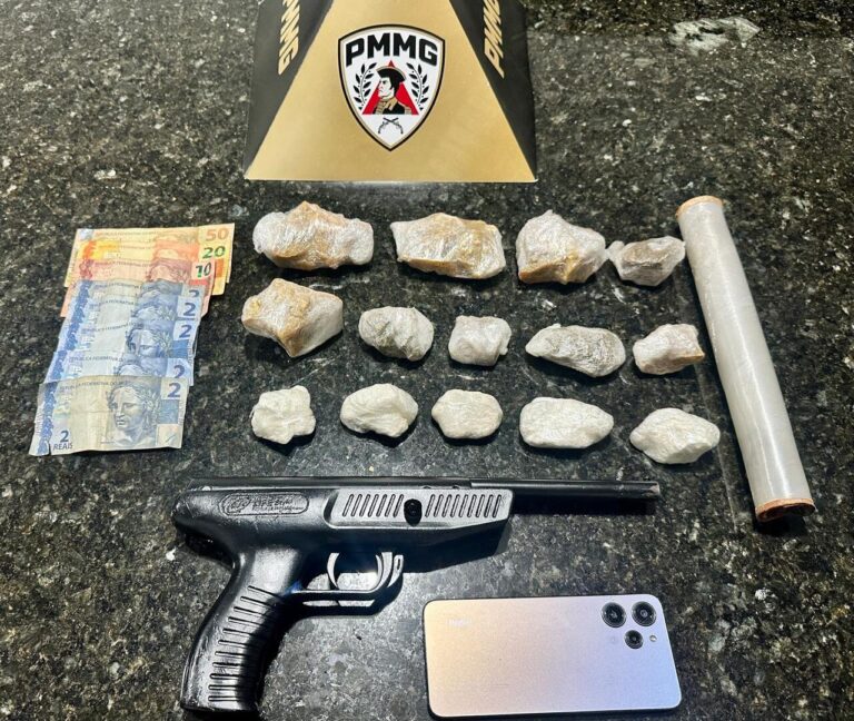 PM prende suspeito de tráfico e apreende drogas enterradas durante operação em Prata (MG)