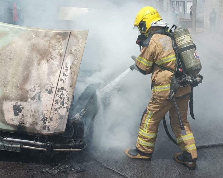 Carro pega fogo no Centro de Ituiutaba na manhã deste domingo (18)