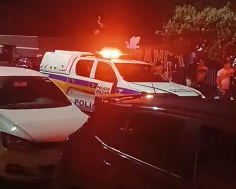 Homem embriagado invade salão com carro, deixa feridos e causa destruição durante show de forró em Ituiutaba