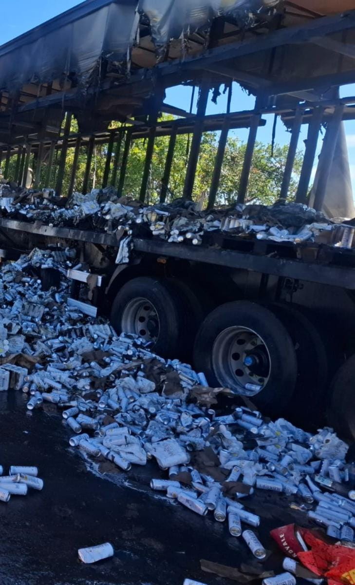 Bombeiros atendem ocorrência de carreta incendiada na BR-153, próximo ao Prata