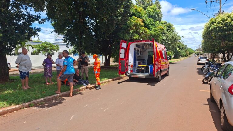 Bombeiros socorrem motociclista de 67 anos após colisão com carro no bairro Progresso, em Ituiutaba
