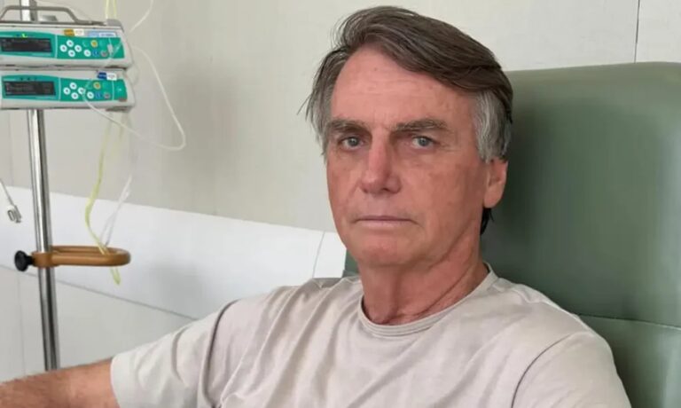 Bolsonaro sofre queda durante a madrugada e passa por avaliação médica na PF