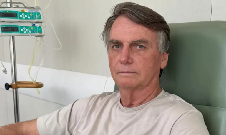 Bolsonaro sofre queda durante a madrugada e passa por avaliação médica na PF