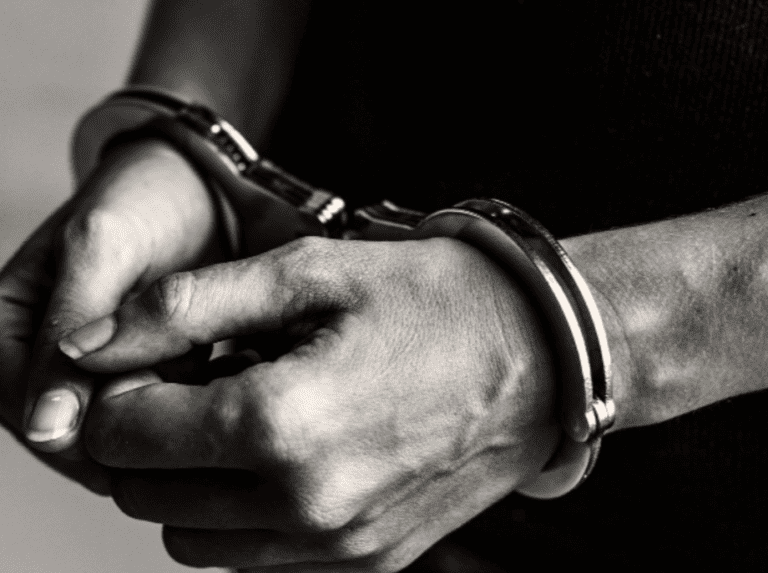 Mulher de 27 anos com mandado de prisão em aberto é presa pela PM em Ituiutaba