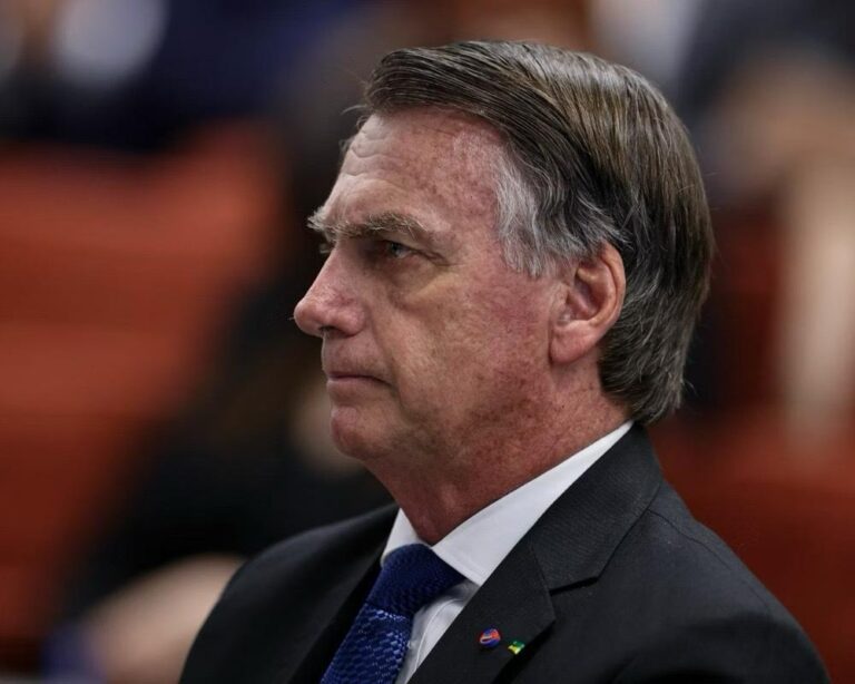 Bolsonaro passou mal com pico de pressão, mas quadro médico apresenta melhora