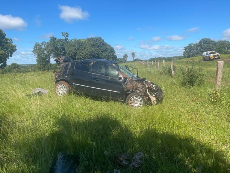 Motorista fica ferido após capotamento na MGC-497, no município de Campina Verde