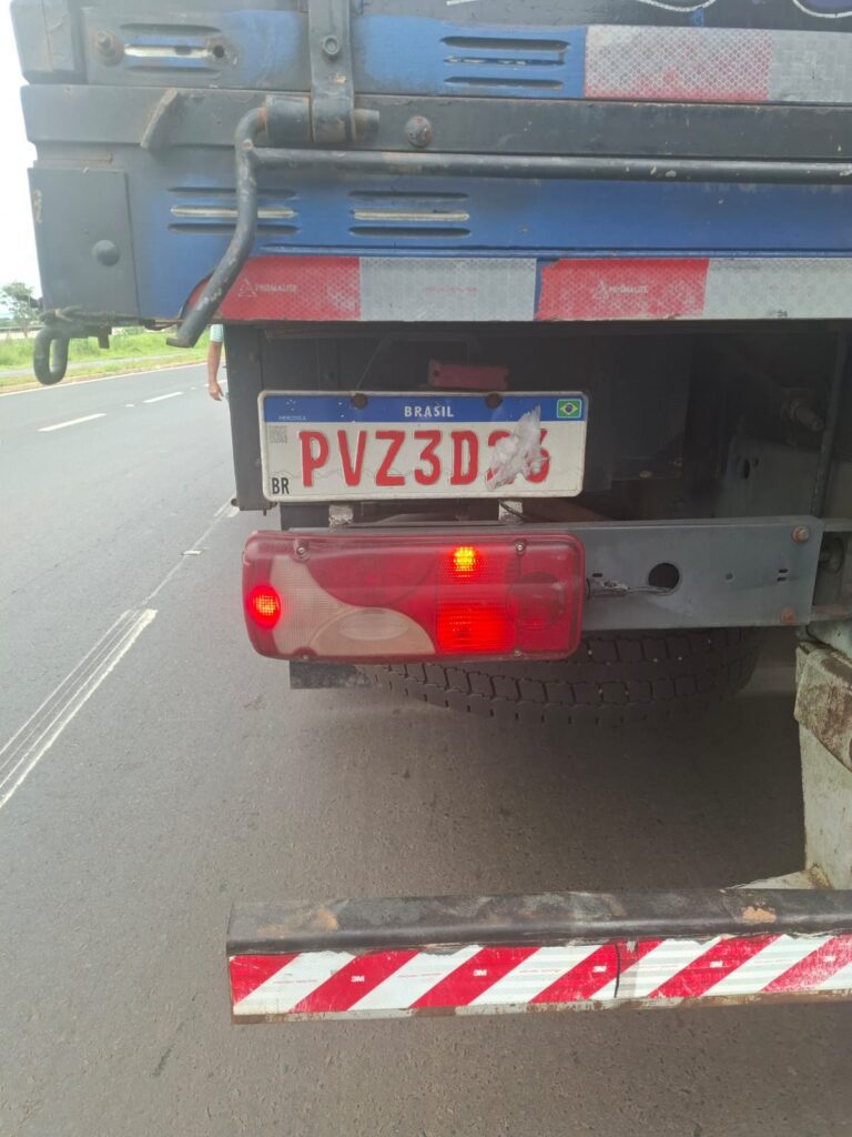 Caminhoneiro é preso por adulterar placas para evitar fiscalização na MGC-497, em Uberlândia