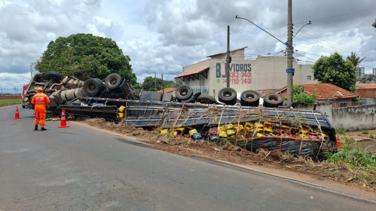 Caminhão carregado com 24 toneladas de manga tomba na AMG-2555, em Uberaba