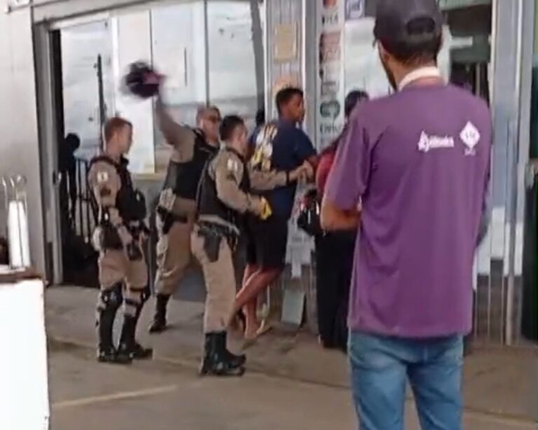 [VÍDEO] Abordagem truculenta da PM em Patrocínio (MG) é registrada em vídeo