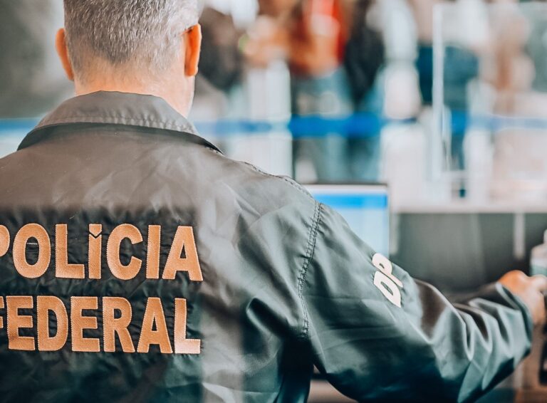 Polícia Federal prende cinco brasileiros deportados dos EUA ao desembarcarem em Minas
