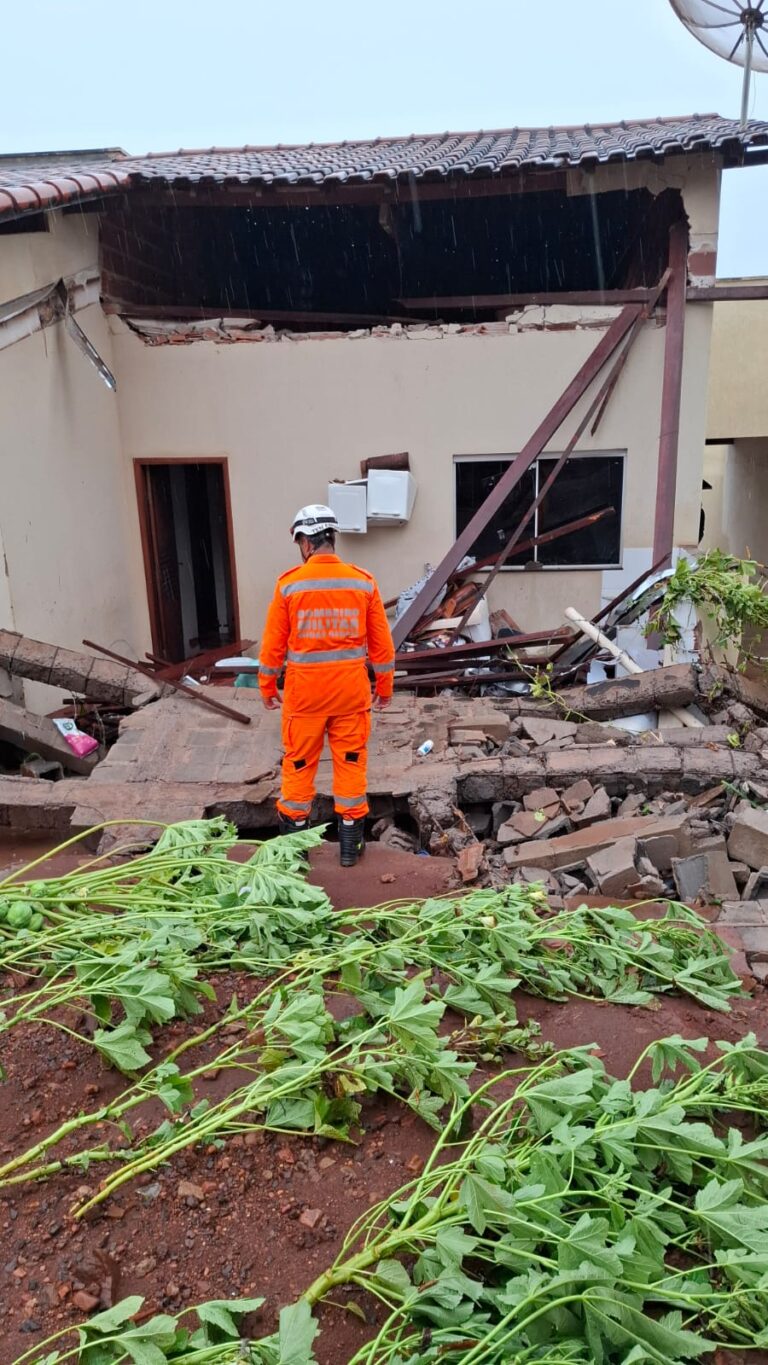 Bombeiros atendem ocorrência de inundação após enxurrada derrubar murro de residência e arrastar veículo para córrego em Ituiutaba