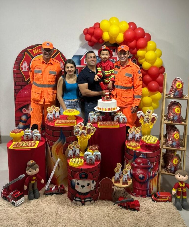 Bombeiros atendem pedido de família e visitam garotinho de 5 anos apaixonado pela profissão no seu aniversário, em Ituiutaba