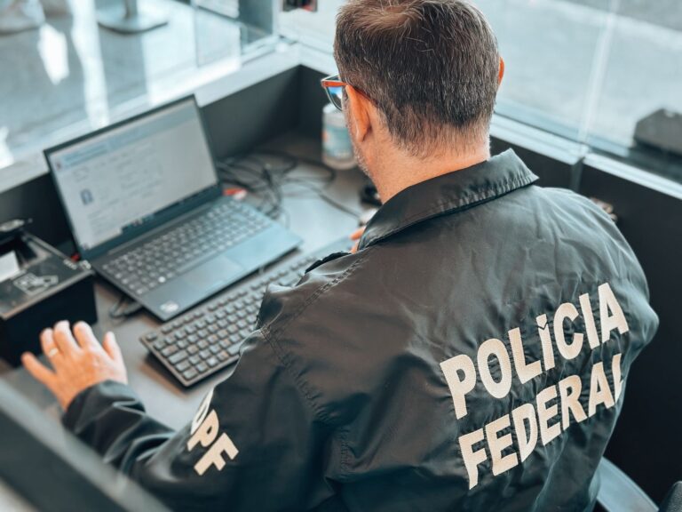 Polícia Federal prende três foragidos da justiça em voo de deportados dos EUA em Minas Gerais