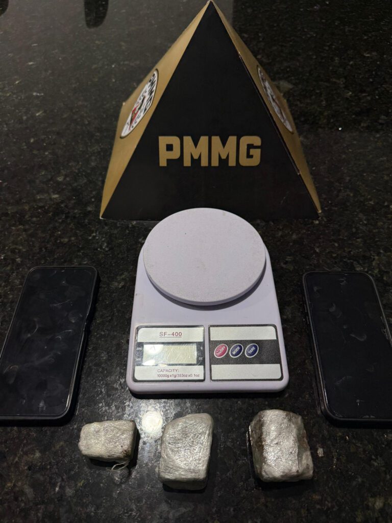 Polícia Militar prende dois homens e uma mulher por tráfico de drogas durante operação em Prata (MG)