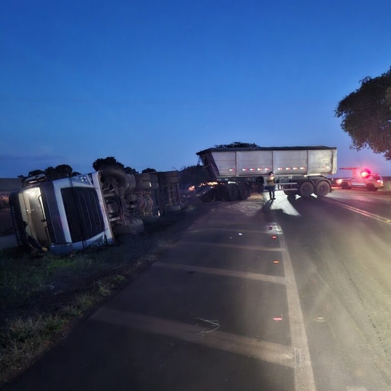 Caminhão tomba na MGC-154 após acostamento ceder em Capinópolis