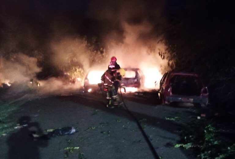 Bombeiros combatem incêndio em três veículos no bairro Jardim do Rosário em Ituiutaba