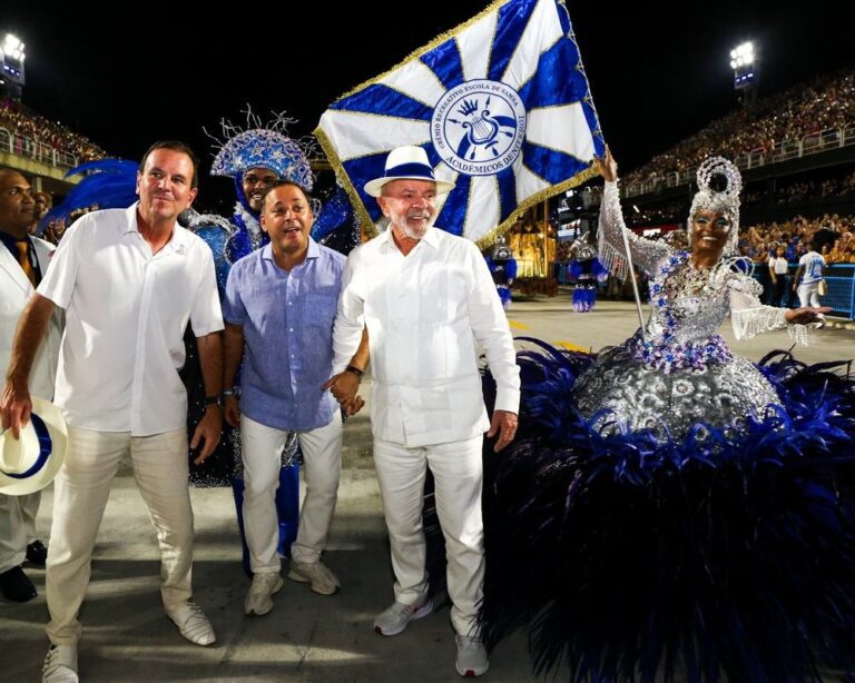 Escola de samba que homenageou Lula é rebaixada após ficar em último lugar