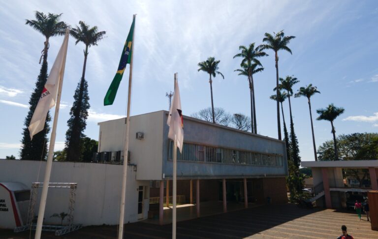 Prefeitura de Ituiutaba sanciona reajuste de 5,5% para servidores e atualiza piso do magistério municipal