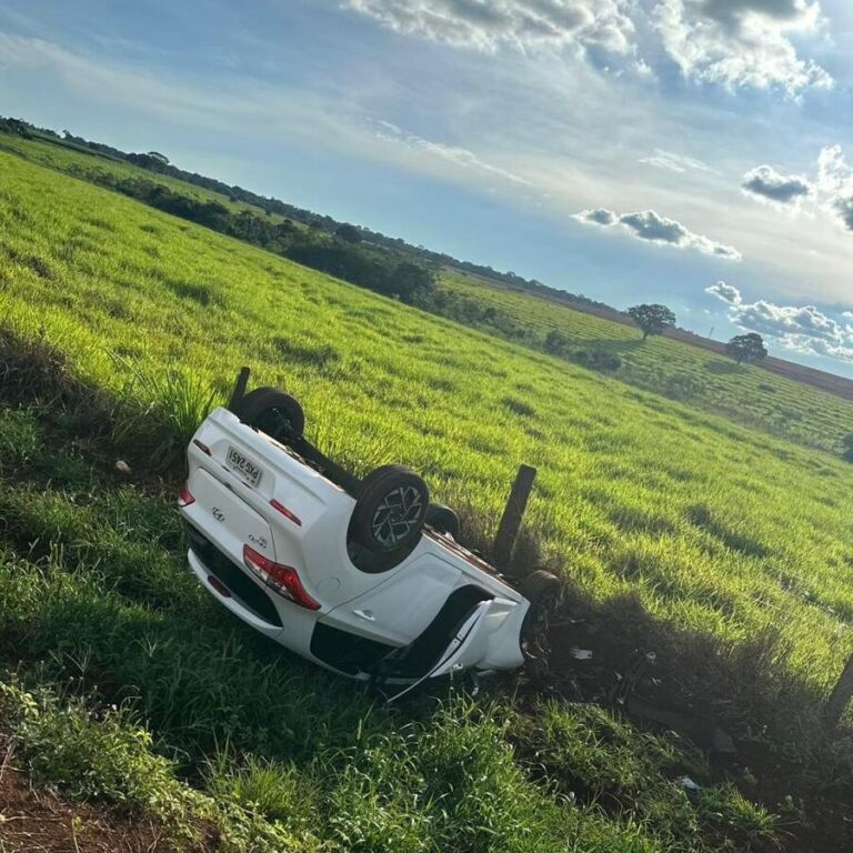 Veículo capota na MGC-154 em Capinópolis