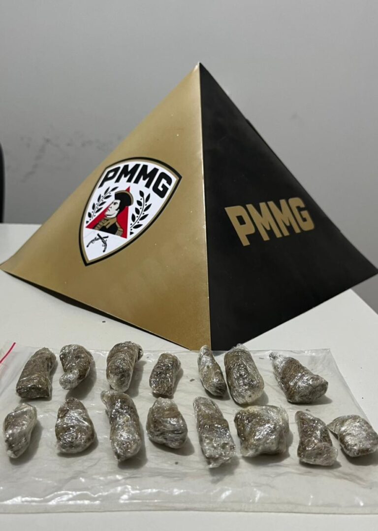 Homem de 32 anos com mandado é preso após denúncia de tráfico em Gurinhatã (MG)