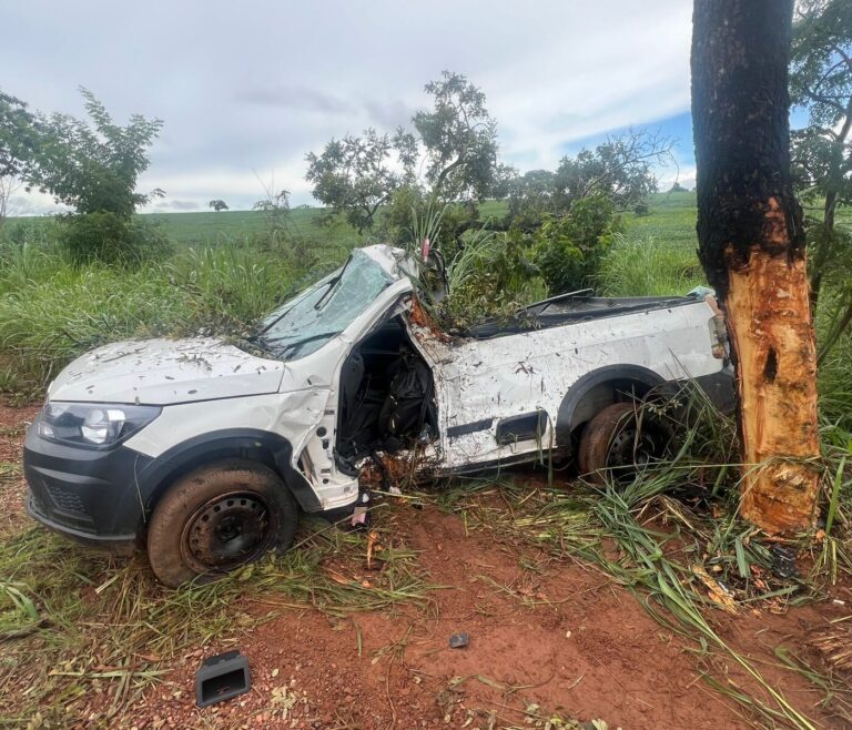 Colisão de caminhonete contra árvore deixa um homem morto e uma jovem gravemente ferida na MG-413 em Araguari (MG)