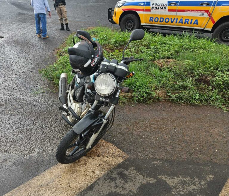 Motociclista colide contra lateral de caminhão trator na LMG 749 em Uberlândia