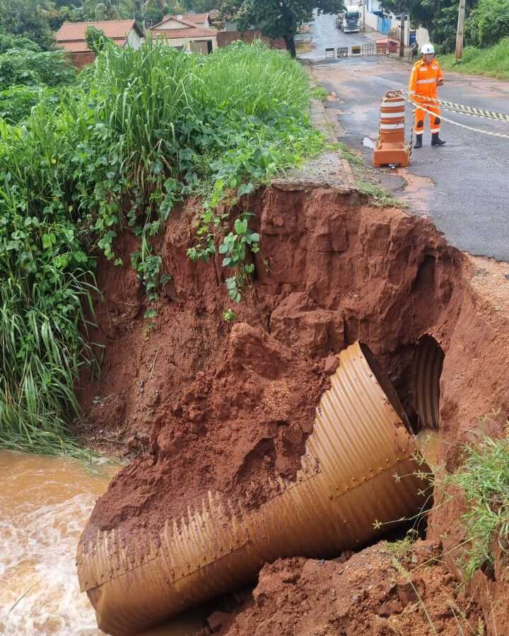 Bombeiros e Defesa Civil realizam vistoria em duas represas e em via pública de Santa Vitória após chuvas intensas