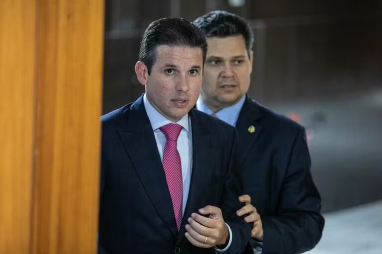 Congresso aprova reajuste salarial para servidores do Senado e da Câmara ultrapassando o teto constitucional do funcionalismo público