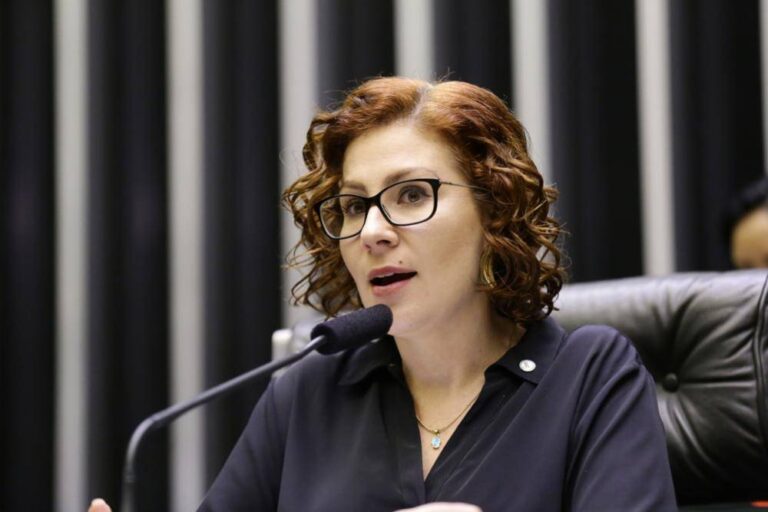Moraes arquiva inquérito contra Carla Zambelli por falta de provas