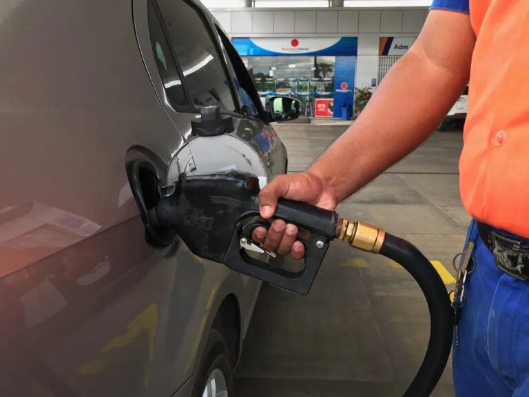 Gasolina caí 16% nas refinarias, mas sobe 37% nas bombas