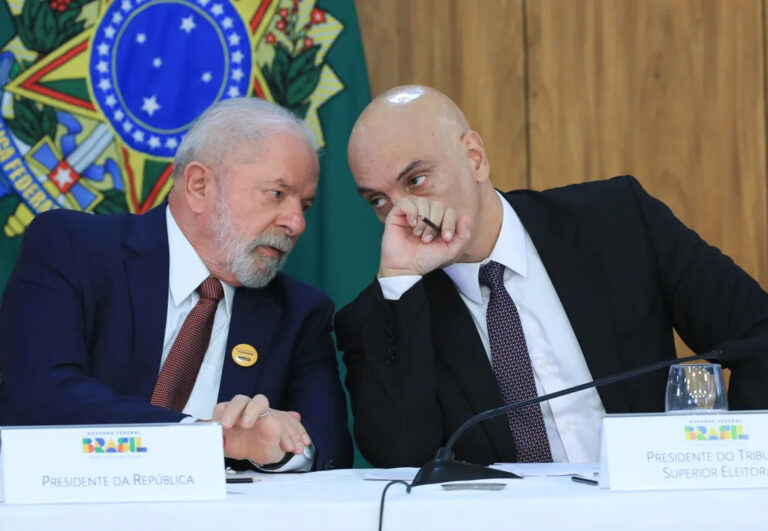 Polícia Civil cumpre mandados em três estados contra fraude em sistemas do Judiciário; entre os documentos, constavam ordens de prisão contra o presidente Lula e o ministro Alexandre de Moraes