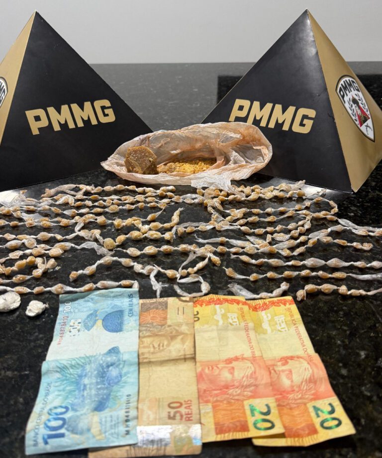 PM apreende drogas escondidas em um cemitério após fuga do suspeito em Prata (MG)