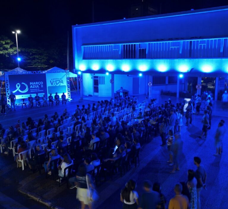 Prefeitura de Ituiutaba recebe iluminação especial em campanha de conscientização sobre o câncer de intestino