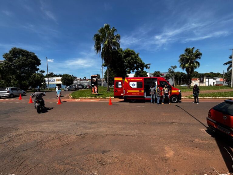Motociclista de 58 anos fica ferido após colisão em cruzamento da Av José João Dib em Ituiutaba
