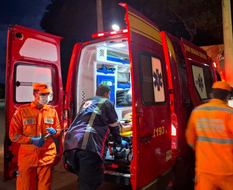 Mulher de 50 anos fica ferida após colidir contra um carro na Rua Salim Bitar, em Ituiutaba