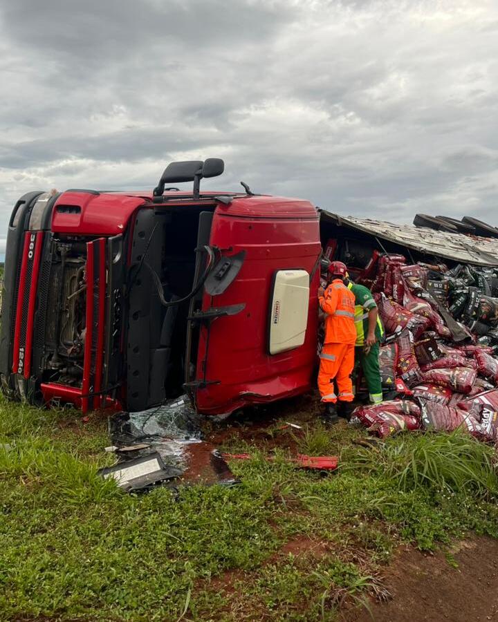 Caminhão com carga de ração tomba e bombeiros controlam vazemento de óleo na BR-365 em Ituiutaba