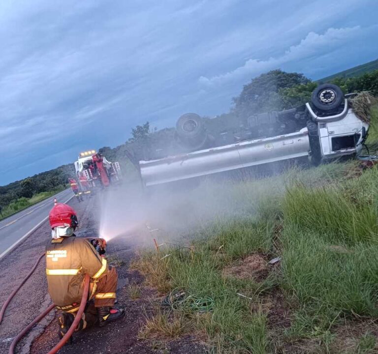Caminhão com cerca de 5 mil litros de combustível capota na BR-153 no município de Prata (MG)