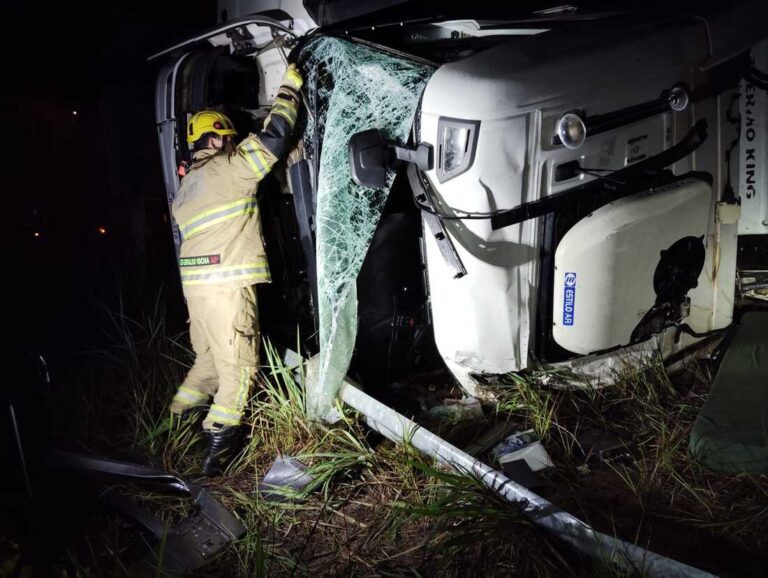 Motorista morre após tombamento de carreta na BR-364 entre Gurinhatã e Campina Verde