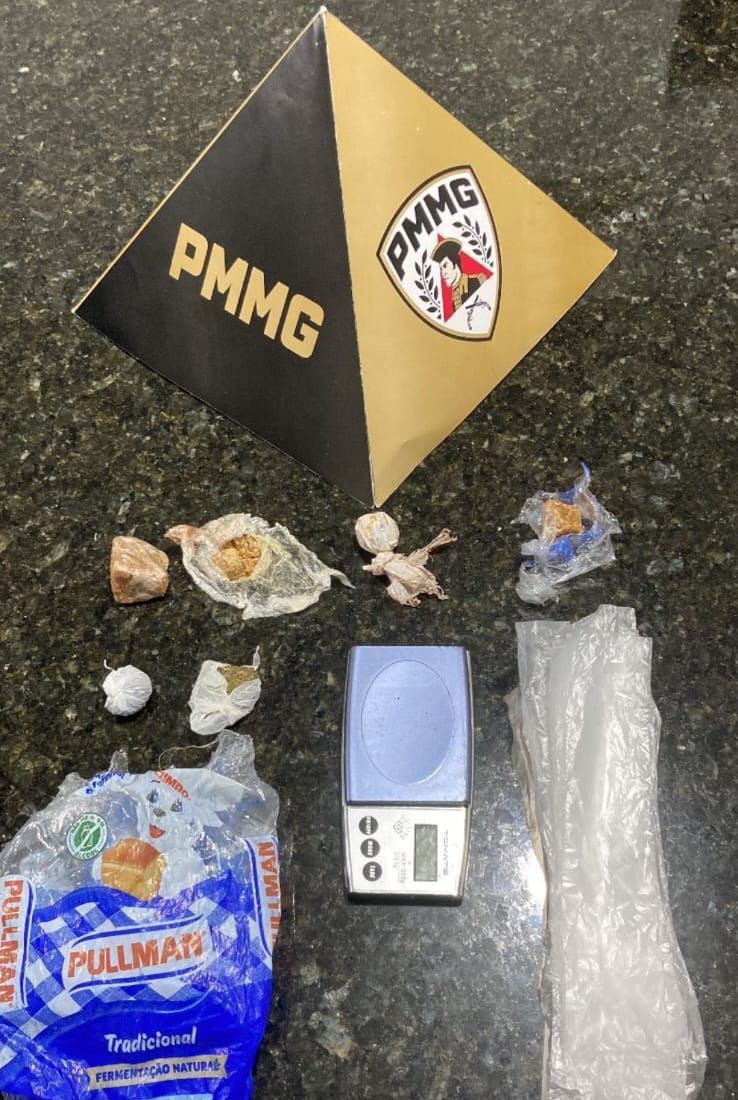 PM prende dois jovens suspeitos de tráfico após flagra da droga sendo jogada em cemitério em Prata (MG)