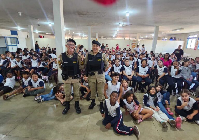 PM realiza ação educativa contra o bullying na Escola Municipal Machado de Assis, em Ituiutaba
