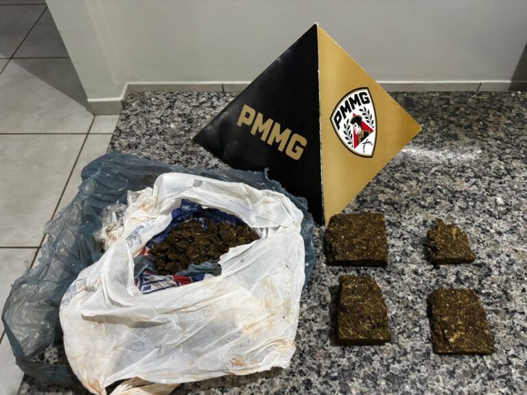 PM apreende drogas enterradas em lote abandonado, em Monte Alegre de Minas