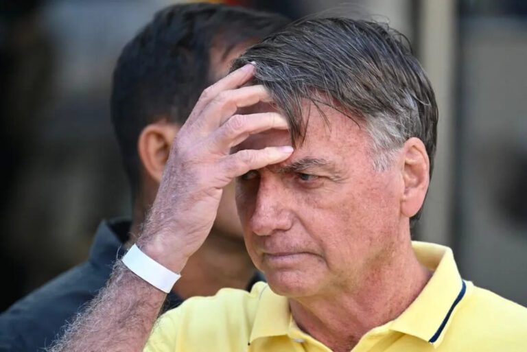 Jair Bolsonaro é levado a hospital em Brasília após passar mal na Papudinha