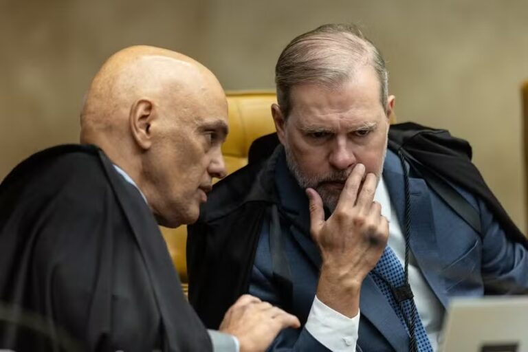 Flávio Bolsonaro defende CPI para investigar ministros do STF e caso Banco Master