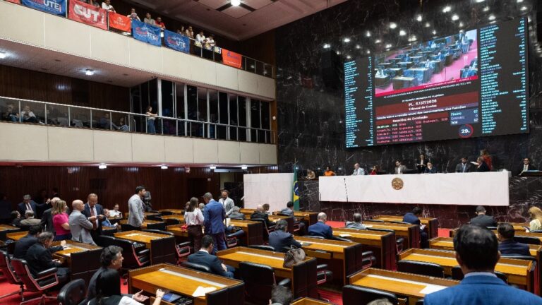 ALMG aprova ‘pacotão’ de reajustes salariais para servidores do Estado em 1º turno