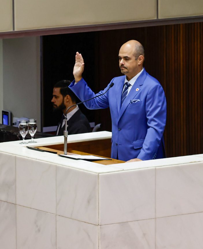 Mateus Simões toma posse como governador de Minas Gerais após renúncia de Zema