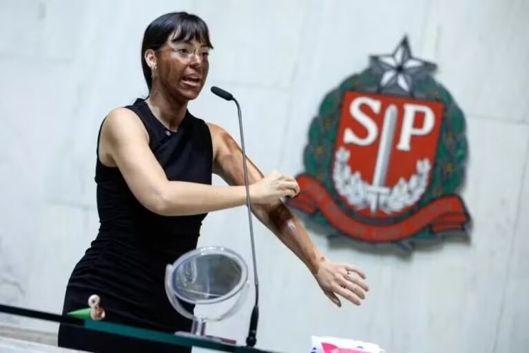 Deputada faz blackface na Alesp em crítica à eleição de Erika Hilton